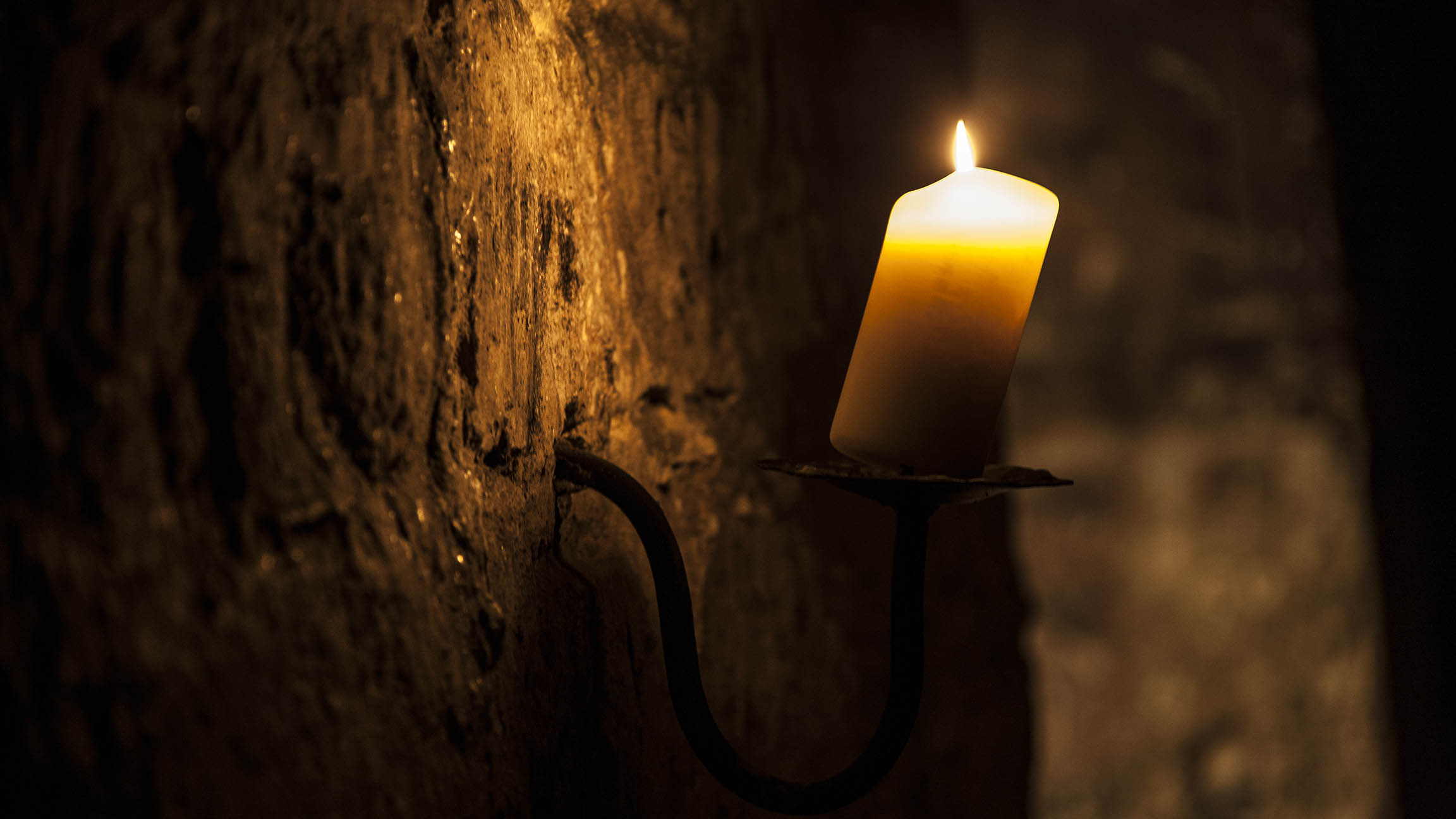 candle on the wall of our edinburgh tours in the vaults