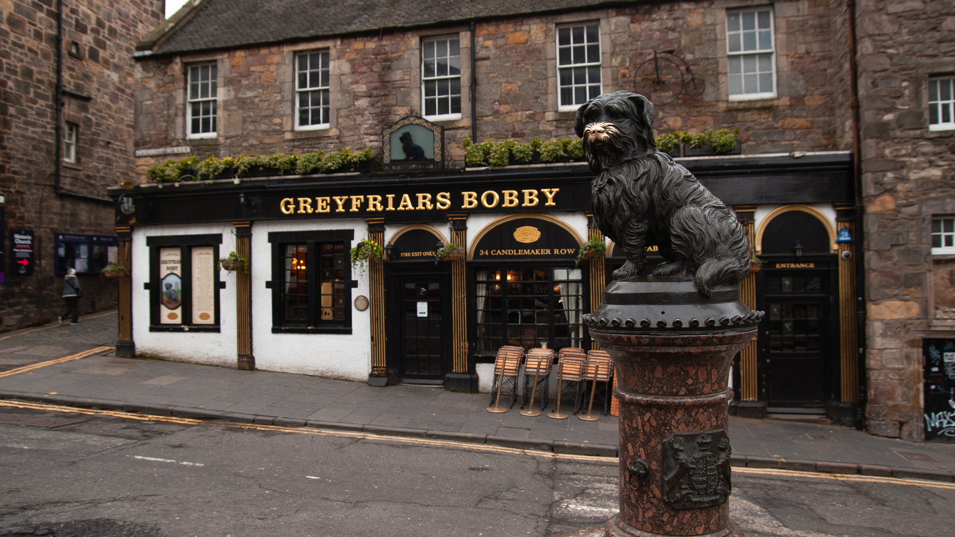 A bronze statue of a small terrier, Greyfriars Bobby, in Edinburgh. 