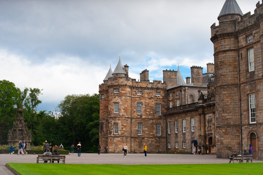 Explore Edinburgh Old Town & Holyrood Palace Mercat Tours