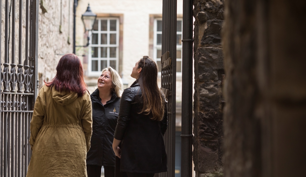 Edinburgh Storyteller and tour group in a historic close